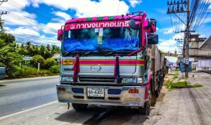 two-thais-crushed-bed-dump-truck-hydraulic-lifts-give-out-02
