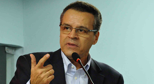 O ministro do Turismo, Henrique Eduardo Alves, ontem, quarta-feira (3), a liberação de R$ 4,5 milhões para execução de obras de infraestrutura turística em ... - henrique-petroleo