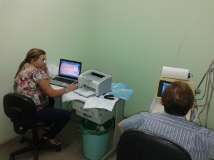 Dra. Geandro Alves e auxiliar fazendo análise de ultrassom