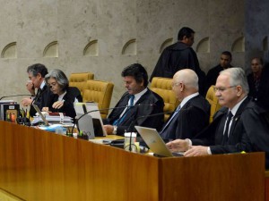 Brasília - Plenário do STF durante julgamento do recurso do presidente da Câmara, Eduardo Cunha, contra rito do impeachment da presidenta Dilma Rousseff, definidas em dezembro do ano passado. O relator é o ministro Luís Roberto Barroso (Antonio Cruz/Agência Brasil)