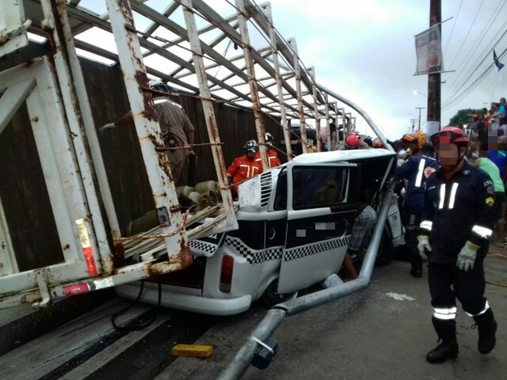 FOTOS IMAGENS Acidente Entre Carreta E Kombi Em Igarassu Deixa Dois