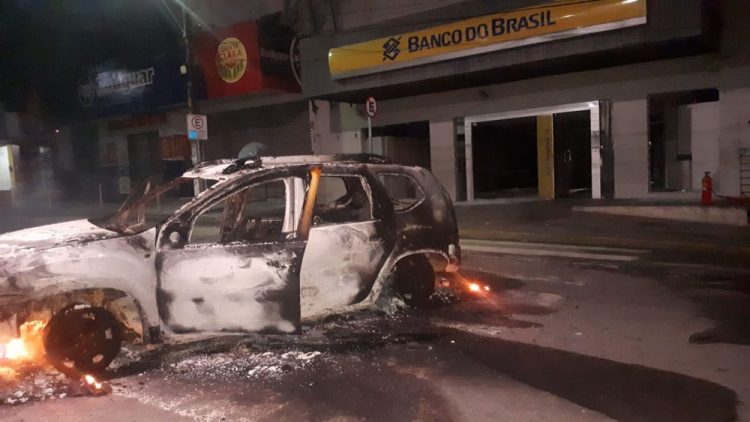 Criminosos explodem caixas eletronicos e queimam carros em Macaiba