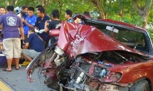 thai-man-actually-survives-road-accident-05