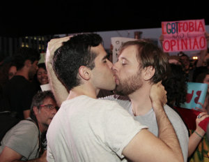 Beijaço na avenida Paulista, em São Paulo, em proesto contra as declarações homofóbicas de Levy Fidelix.