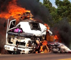 grave-acidente-no-paraná-envolvendo-dois-caminhões-deixa-três-mortos-entre-eles-dois-cavalos-portal-plantão-policial-alison-maia4