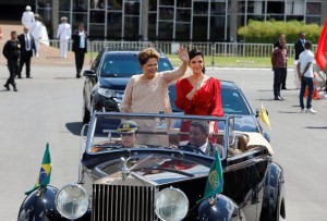 DF - POSSE/DILMA ROUSSEFF/CONGRESSO - POLÍTICA - A presidente Dilma Rousseff (e), acompanhada de sua filha, Paula,   segue em carro aberto em direção ao Congresso Nacional, em Brasília,   para cerimônia de compromisso constitucional, nesta quinta-feira.   01/01/2015 - Foto: DIDA SAMPAIO/ESTADÃO CONTEÚDO