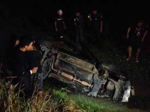 car-crashes-into-canal-thailand-02