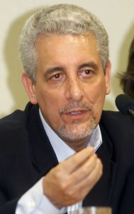 19/08/2005. Brasília. Henrique Pizzolato, ex-diretor de marketing do Banco do Brasil, durante depoimento na CPI dos Correios no Senado