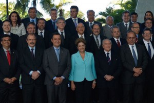 A presidenta Dilma Rousseff, acompanhada de ministros, se reúne com os governadores do país para discutir responsabilidade fiscal e propostas de governabilidade, no Palácio da Alvorada (Wilson Dias/Agência Brasil)