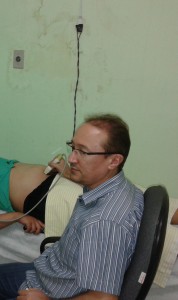 Dr. Geandro Alves realizando ultrassom