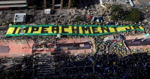 FR71 SÃO PAULO - SP - 12/04/2015 - NACIONAL - MANIFESTAÇÃO IMPEACHMENT DILMA -  Manifestantes se reunem na Av. Paulista pra protestar contra corrupcao na Petrobras e contra o governo. Alguns grupo pedem impeachment da Presidente Dilma Rousseff. Protesto ocorre simultaneamente em outras cidades no Pais. FOTO: FELIPE RAU/ESTADÃO
