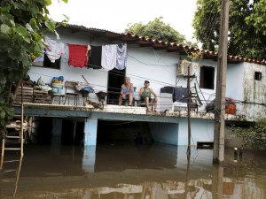 2015-12-27t150455z_2143799831_gf10000276876_rtrmadp_3_paraguay-flood