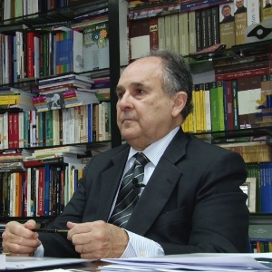 12mar2014-entrevista-do-senador-cristovam-buarque-pdt-df-ao-uol-em-seu-gabinete-no-senado-em-brasilia-1395083575218_300x300