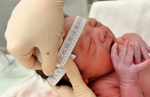 recem-nascido-tem-cabeca-medida-para-microcefalia