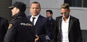 neymar-e-pai-estiveram-nesta-terca-2-no-tribunal-da-espanha-para-depoimento-sobre-o-barca-1454449156313_615x300