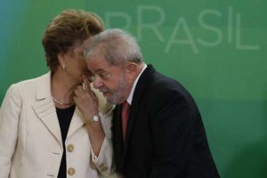 BRASILIA, BRAZIL - MARCH 17:  Brazil's former president, Luiz Inacio Lula da Silva, is sworn in as the new chief of staff for embattled President Dilma Rousseff on March 17, 2016 in Brasilia, Brazil. His controversial cabinet appointment comes in the wake of a massive corruption scandal and economic recession in Brazil.  (Photo by Igo Estrela/Getty Images) *** Local Caption *** Luiz Inacio Lula da Silva;Dilma Rousseff