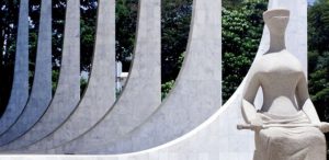 estatua-simbolizando-a-justica-em-frente-a-sede-do-supremo-tribunal-federal-stf-na-praca-dos-tres-poderes-em-brasilia-df-1385554192928_615x300