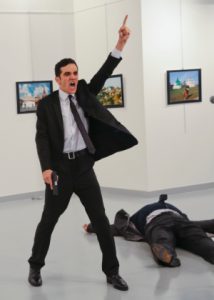 19dez2016-andrei-karlov-embaixador-da-russia-na-turquia-foi-baleado-por-um-atirador-enquanto-visitava-uma-galeria-de-arte-em-ancara-1482168972466_300x420